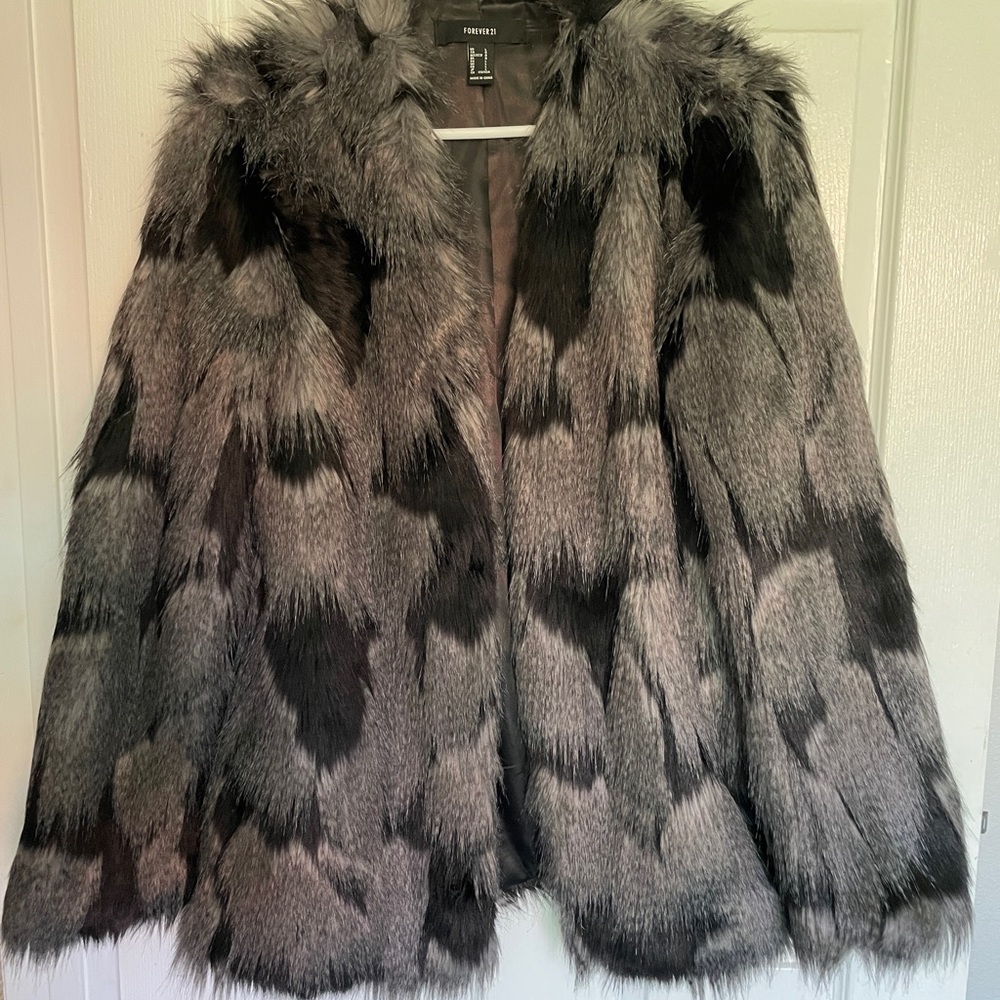 Forever 21 faux fur coat Large